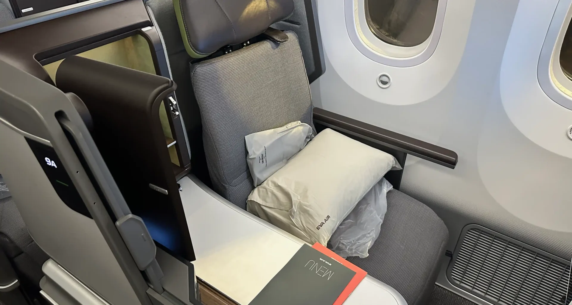 Business class seat on EVA Air's 787-10